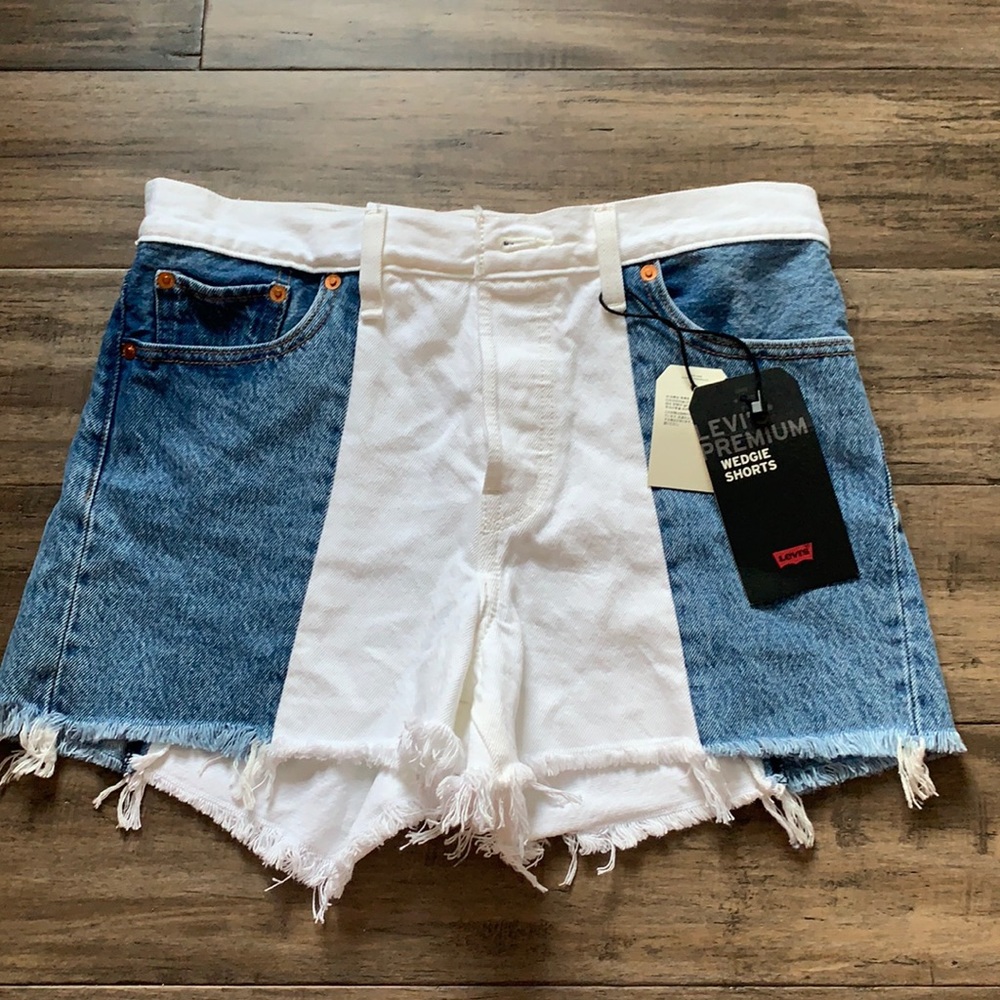 Levi’s wedgie shorts size 28